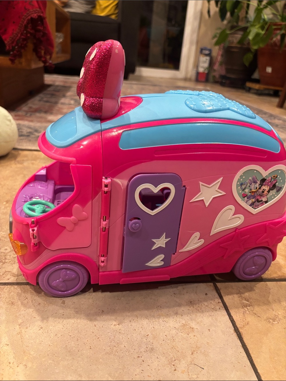 Disney Minnie
Mouse Fold-Out Camper Figurine Camping Play set pink/purple